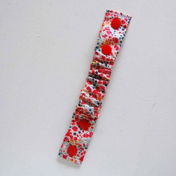 Bande attache masque petites fleurs et pressions rouges