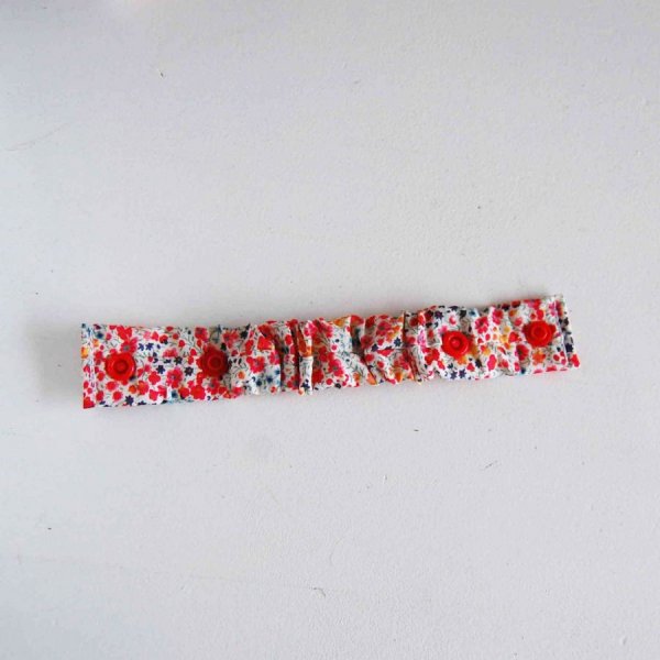 Bande attache masque petites fleurs et pressions rouges