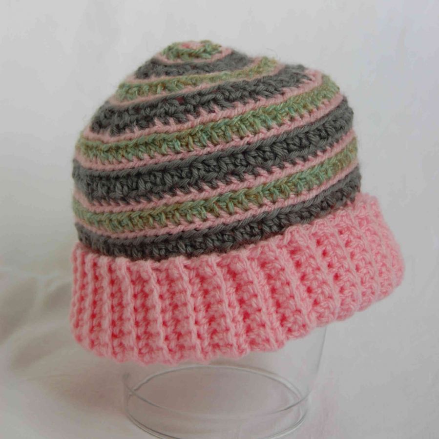 Bonnet pour poupée crocheté main rose bonbon, gris et vert