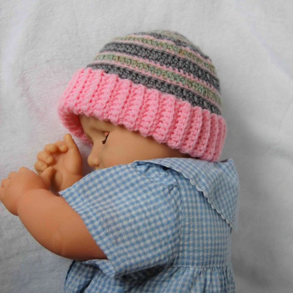 Bonnet pour poupée crocheté main rose bonbon, gris et vert