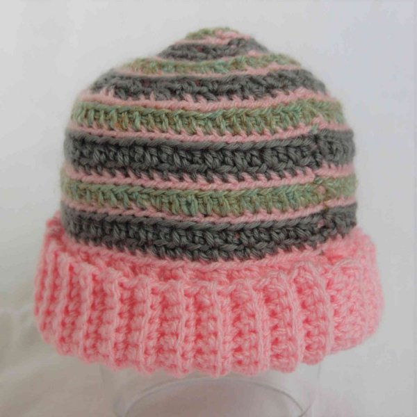 Bonnet pour poupée crocheté main rose bonbon, gris et vert
