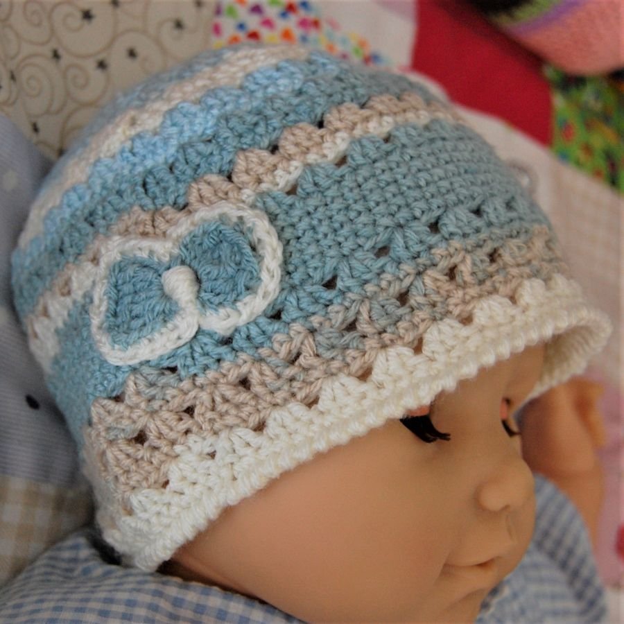 Bonnet poupée blanc, crème et bleu gris, crocheté main