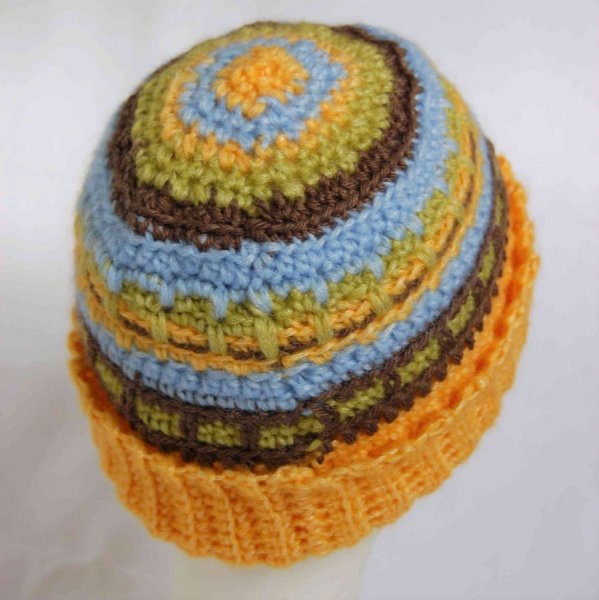 Bonnet jacquard enfant crocheté main jaune, marron, vert et bleu ciel