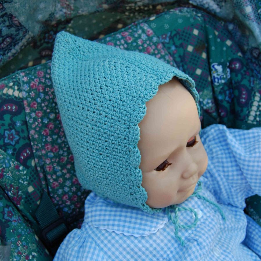Bonnet vert avec deux cordelières pour poupée