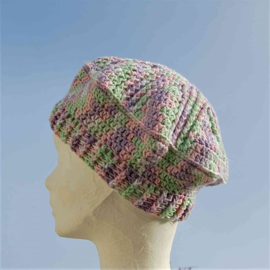 Béret enfant aux couleurs pastel vert blanc rose et lavande 