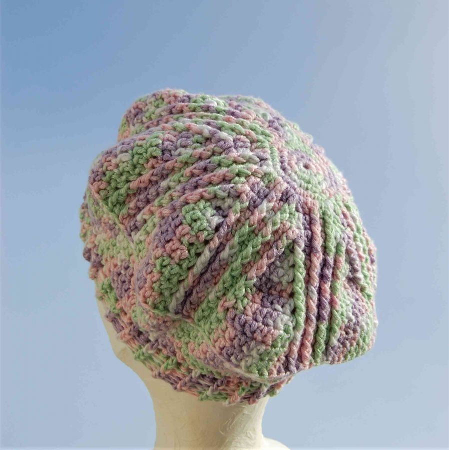 Béret enfant aux couleurs pastel vert blanc rose et lavande 