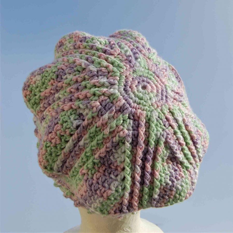 Béret enfant aux couleurs pastel vert blanc rose et lavande 