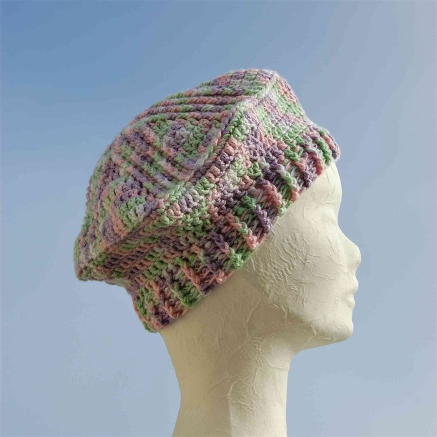 Béret enfant aux couleurs pastel vert blanc rose et lavande 