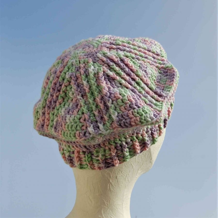 Béret enfant aux couleurs pastel vert blanc rose et lavande 