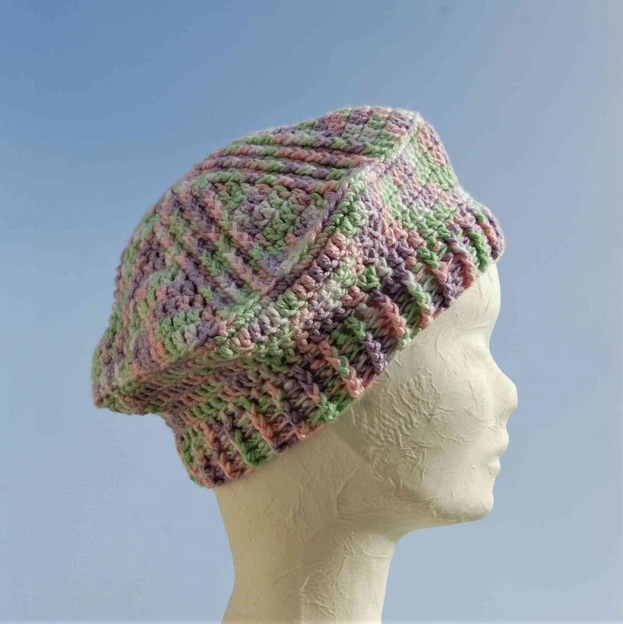 Béret enfant aux couleurs pastel vert blanc rose et lavande 