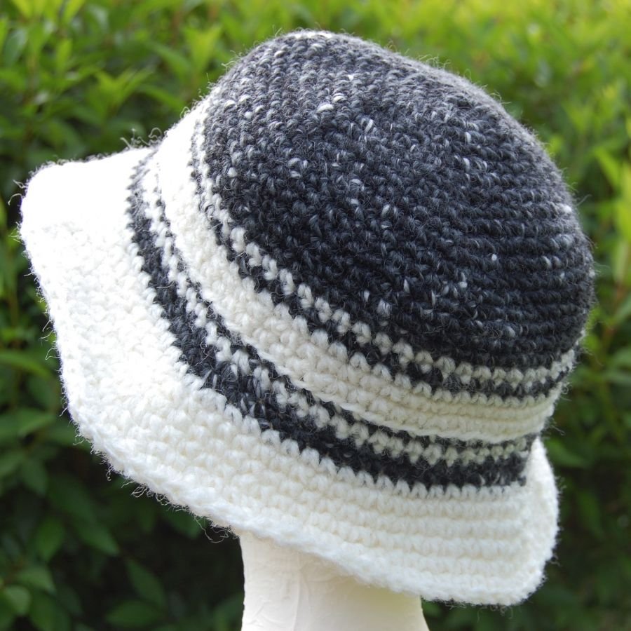 Chapeau type borsalino pour adulte crocheté à la main avec une laine noir et blanche