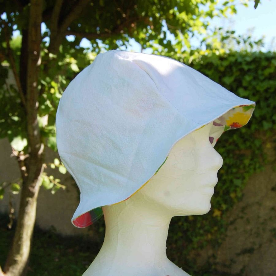 Chapeau adulte toile fleurie doublé coton blanc
