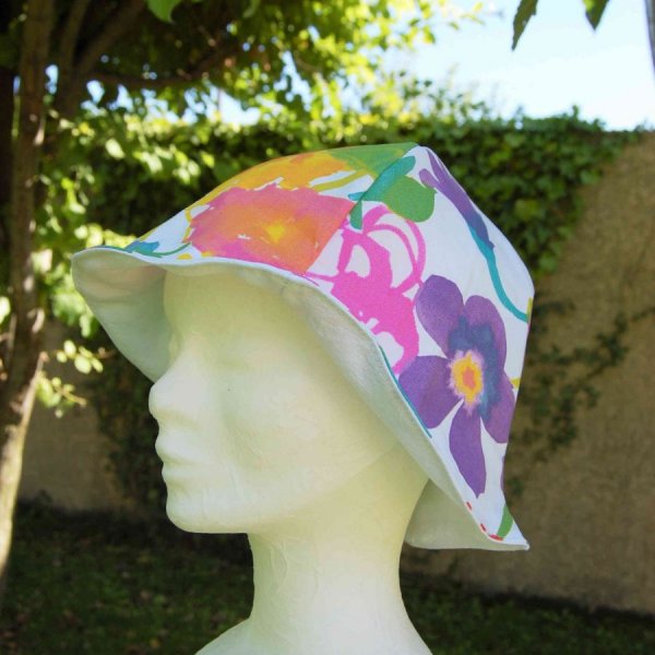 Chapeau adulte toile fleurie doublé coton blanc