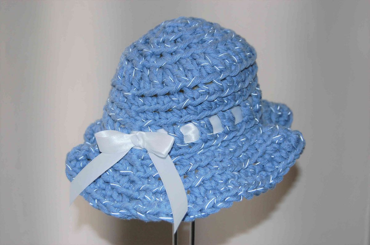 Chapeau poupée en coton bleu avec ruban et nœud blanc
