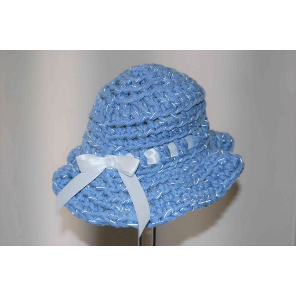 Chapeau poupée en coton bleu avec ruban et nœud blanc