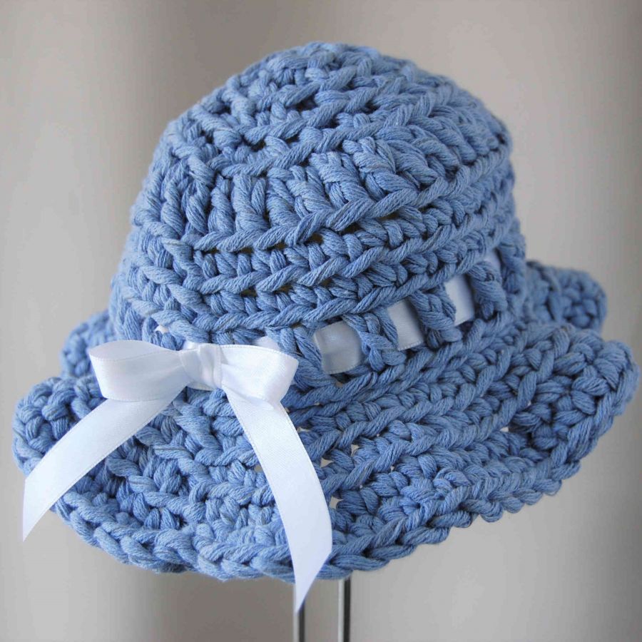 Chapeau poupée en coton bleu avec ruban et nœud blanc