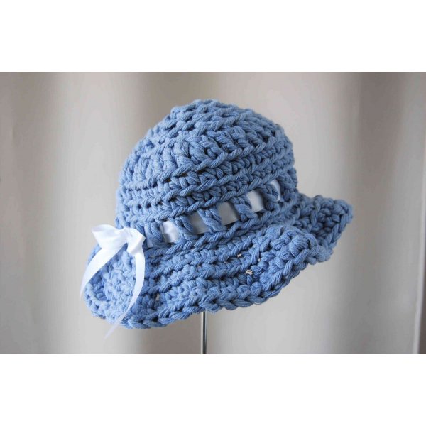 Chapeau poupée en coton bleu avec ruban et nœud blanc