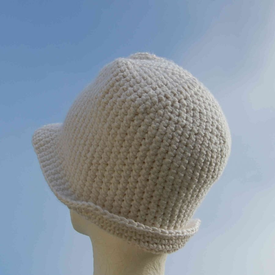 Chapeau cloche blanc avec 3 fleurs et une feuille vert et jaune