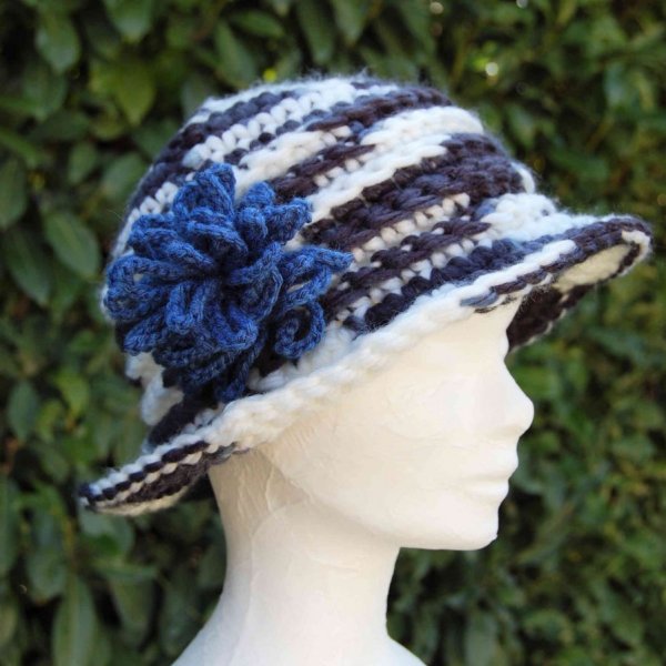 Chapeau cloche blanc noir et bleu à grosses mailles