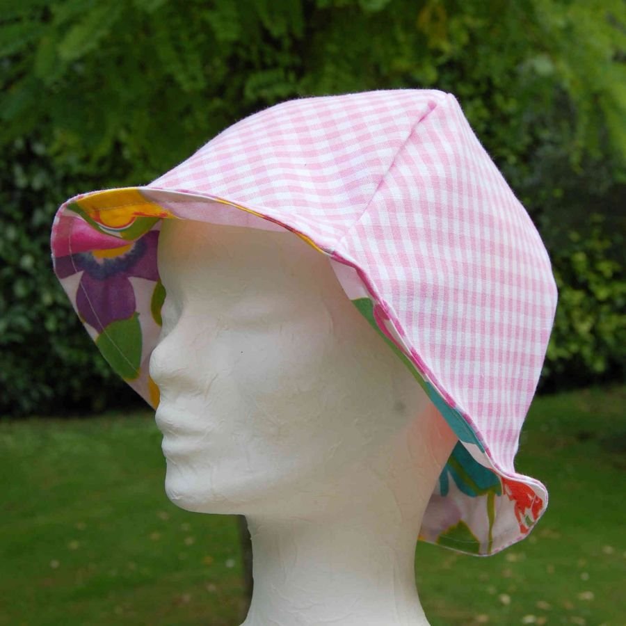Chapeau cloche en coton fleuri et vichy rose avec noeud en broche