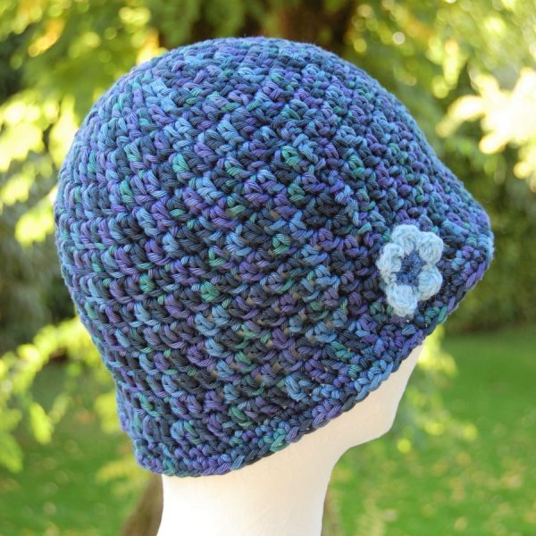 Chapeau cloche enfant en coton vert-bleue-violet avec fleur au côté bleue