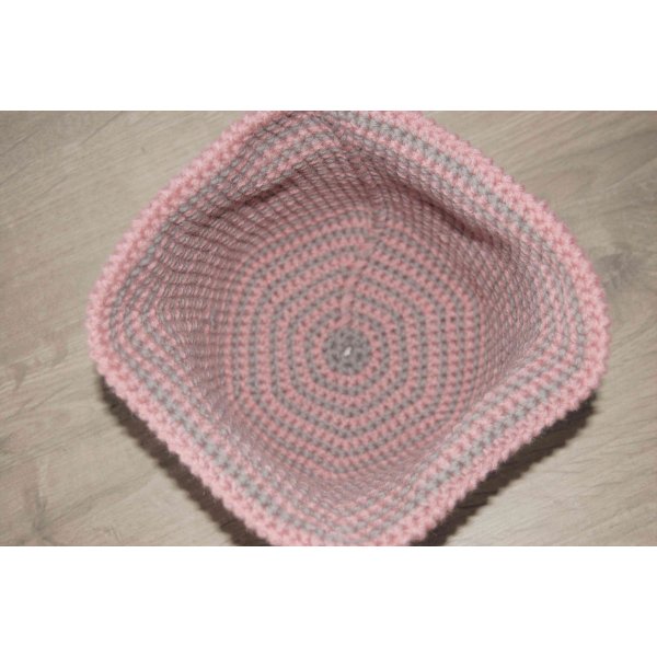 Chapeau cloche pour poupée en laine rose et grise