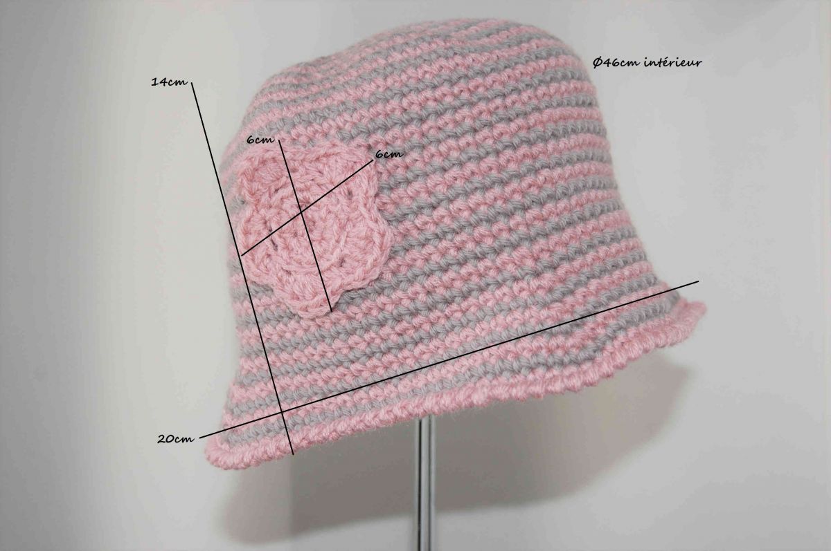 Chapeau cloche pour poupée en laine rose et grise