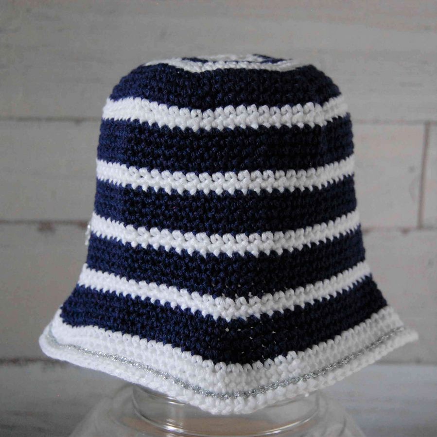Chapeau cloche poupée couleur blanc, bleu marine et argent