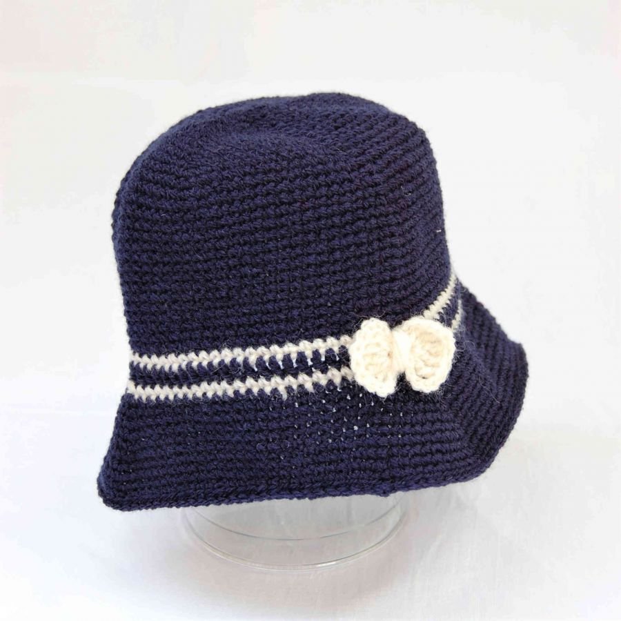 Chapeau cloche poupée bleu marine avec fines rayures et nœud beige