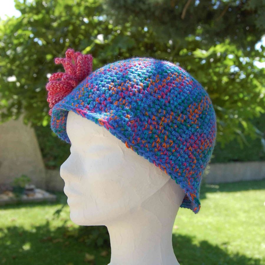 Chapeau cloche enfant bleu et fil multicouleurs