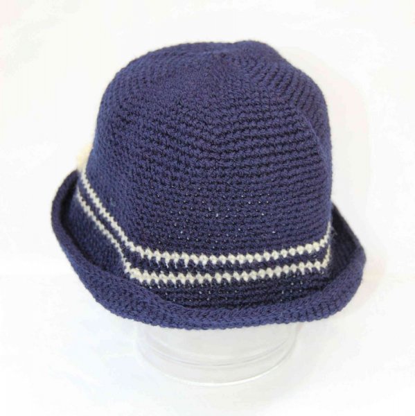 Chapeau cloche poupée bleu marine avec fines rayures et nœud beige
