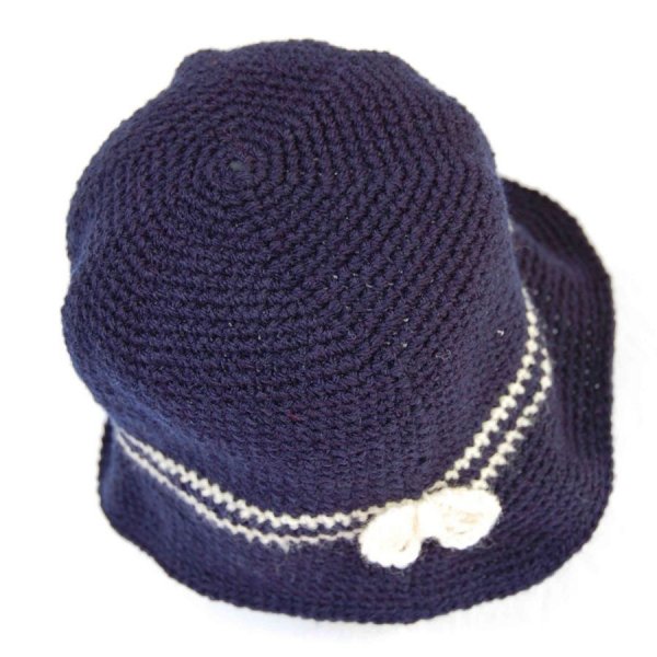 Chapeau cloche poupée bleu marine avec fines rayures et nœud beige