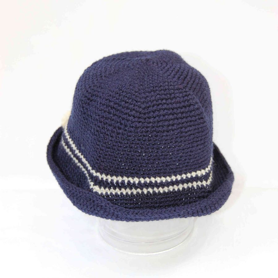 Chapeau cloche poupée bleu marine avec fines rayures et nœud beige