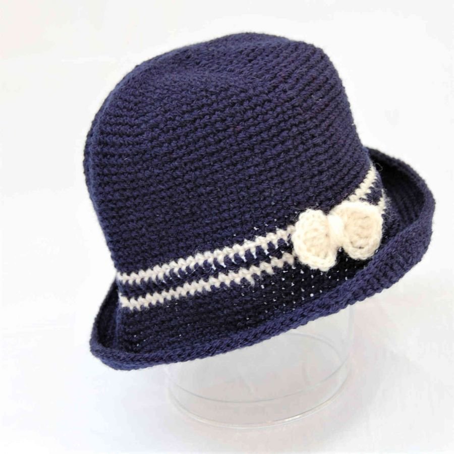 Chapeau cloche poupée bleu marine avec fines rayures et nœud beige