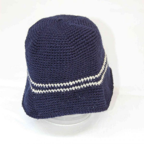 Chapeau cloche poupée bleu marine avec fines rayures et nœud beige