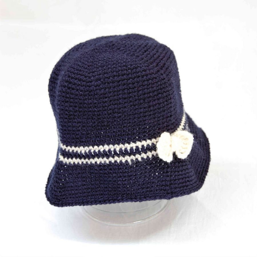 Chapeau cloche poupée bleu marine avec fines rayures et nœud beige