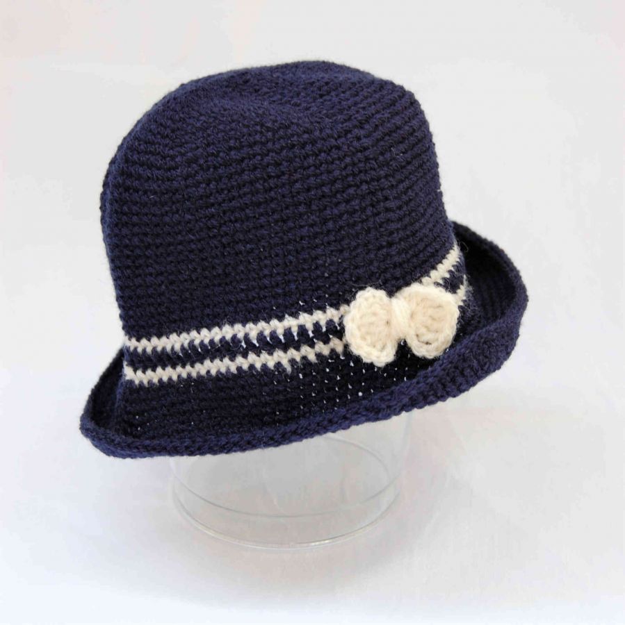 Chapeau cloche poupée bleu marine avec fines rayures et nœud beige