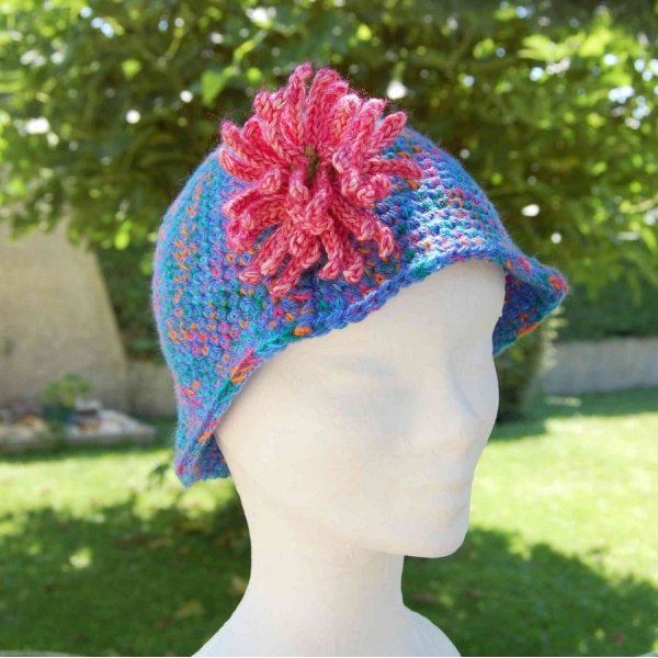 Chapeau cloche enfant bleu et fil multicouleurs