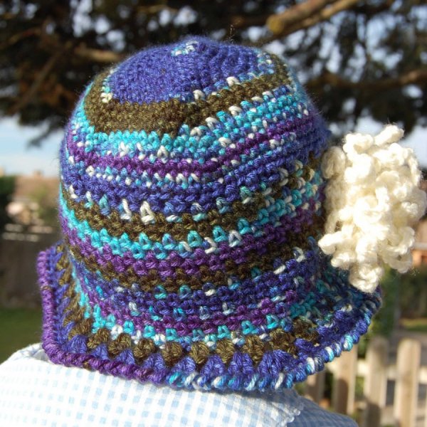 Chapeau cloche poupée aux couleurs dégradées turquoise, violet, bleu, blanc, kaki