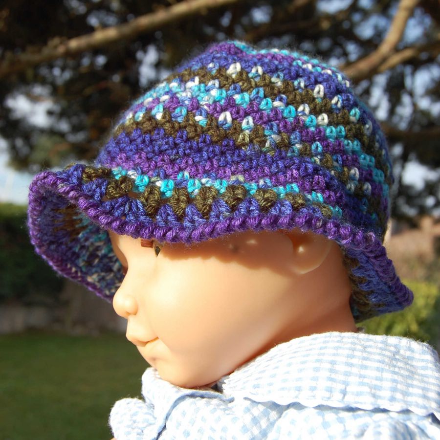 Chapeau cloche poupée aux couleurs dégradées turquoise, violet, bleu, blanc, kaki