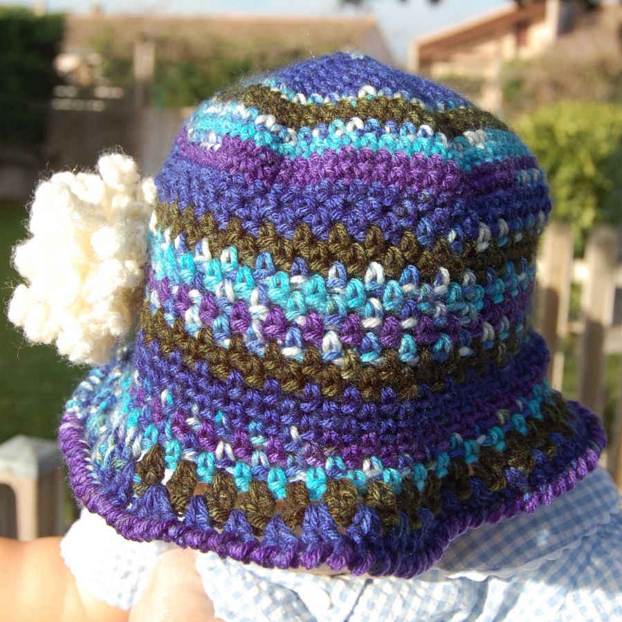 Chapeau cloche poupée aux couleurs dégradées turquoise, violet, bleu, blanc, kaki