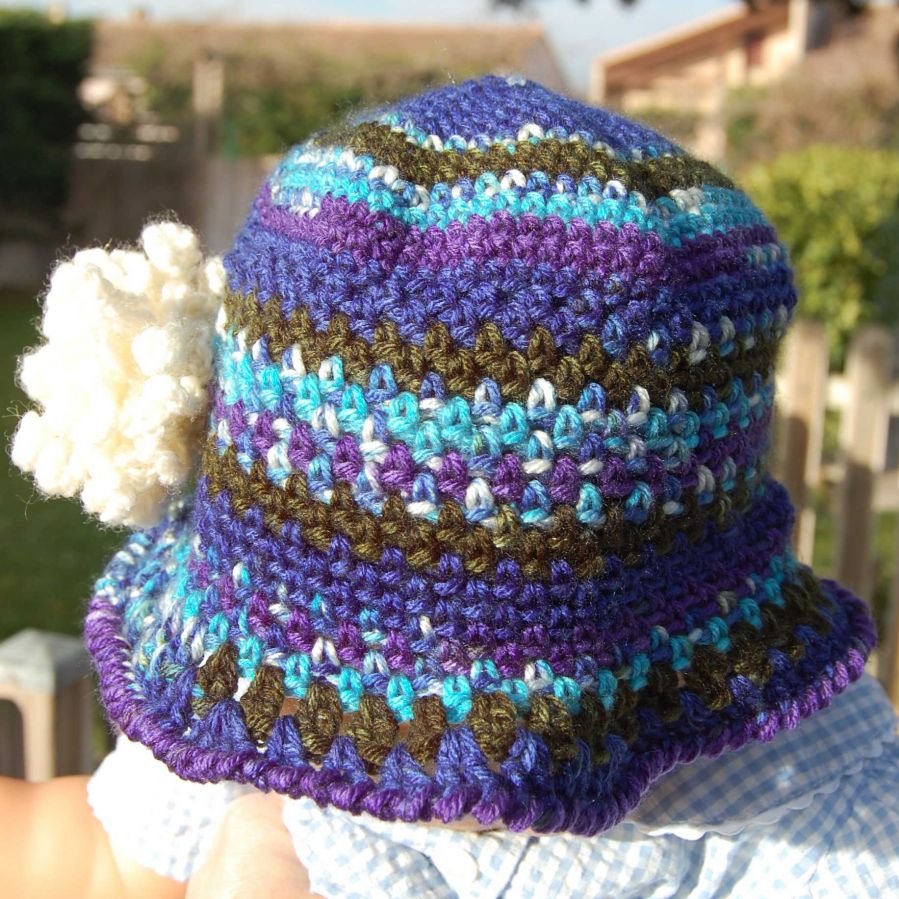 Taille naissance : Chapeau cloche poupée aux couleurs dégradées turquoise,  violet, bleu, blanc, kaki