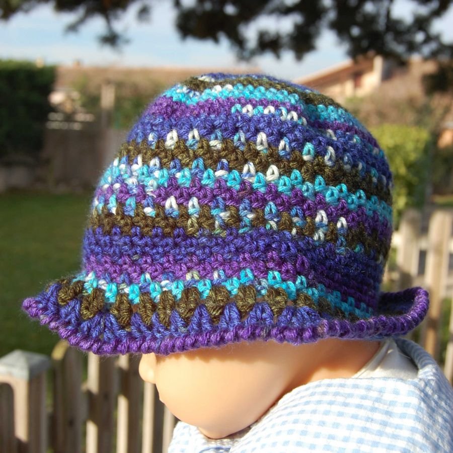 Taille naissance : Chapeau cloche poupée aux couleurs dégradées turquoise,  violet, bleu, blanc, kaki