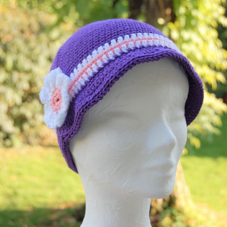 Chapeau cloche enfant violet, blanc et rose avec fleur au côté