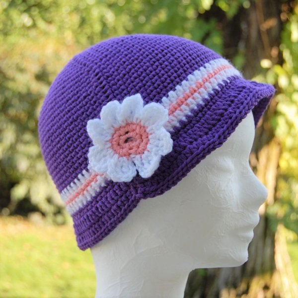 Chapeau cloche enfant violet, blanc et rose avec fleur au côté