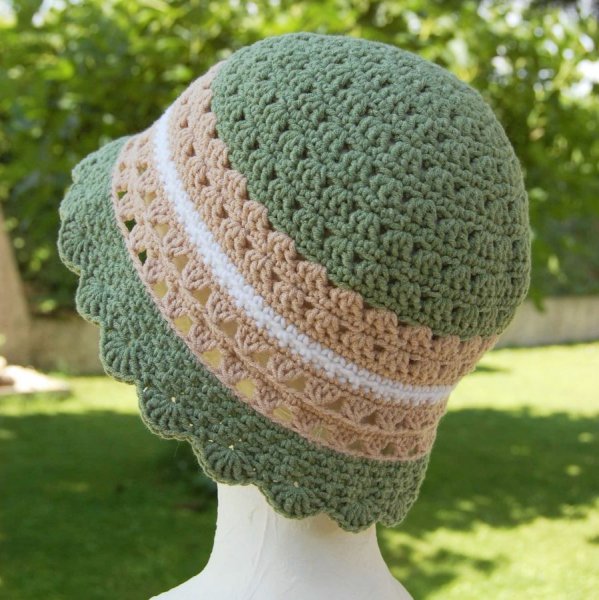Chapeau cloche fil vert, taupe et blanc avec fleur blanche, délicatement ajouré