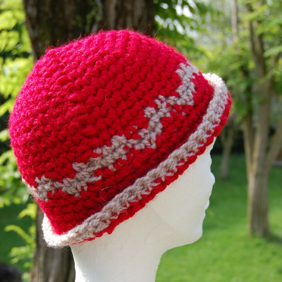 Chapeau cloche laine rouge et taupe motif géométrique pour enfant