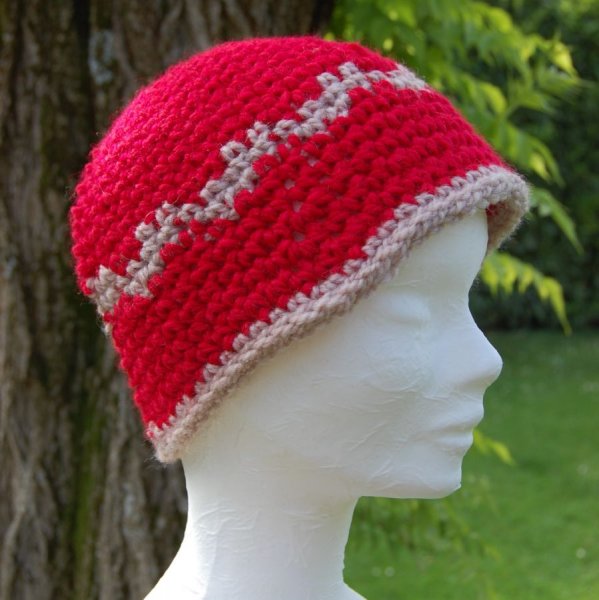 Chapeau cloche laine rouge et taupe motif géométrique pour enfant