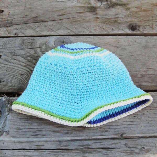 Chapeau cloche pour poupée de couleur turquoise 