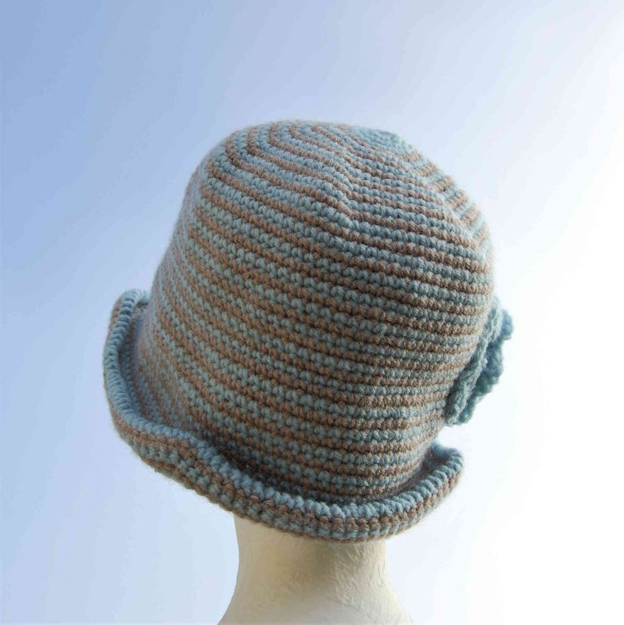 Chapeau cloche rayures taupe et bleu ciel